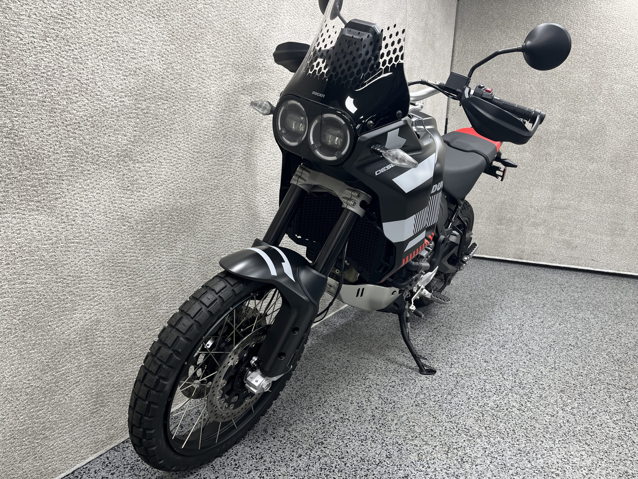 ビルディバイド TIQ 2023 Ducati Desert X – Sold – Joe's Bikes LLC
